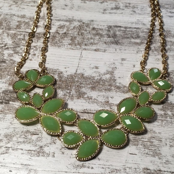 Forever 21 Green Leaf Statement Necklace 20.5” - Picture 4 of 9
